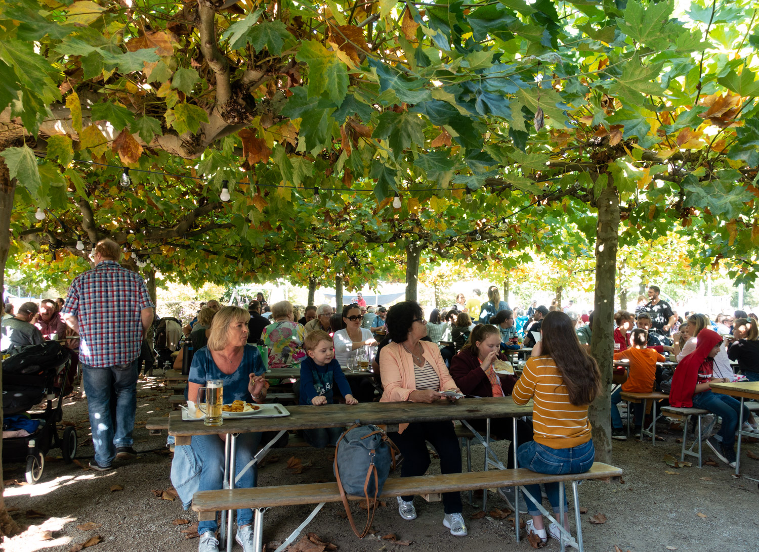 im vollbesetzten Biergarten