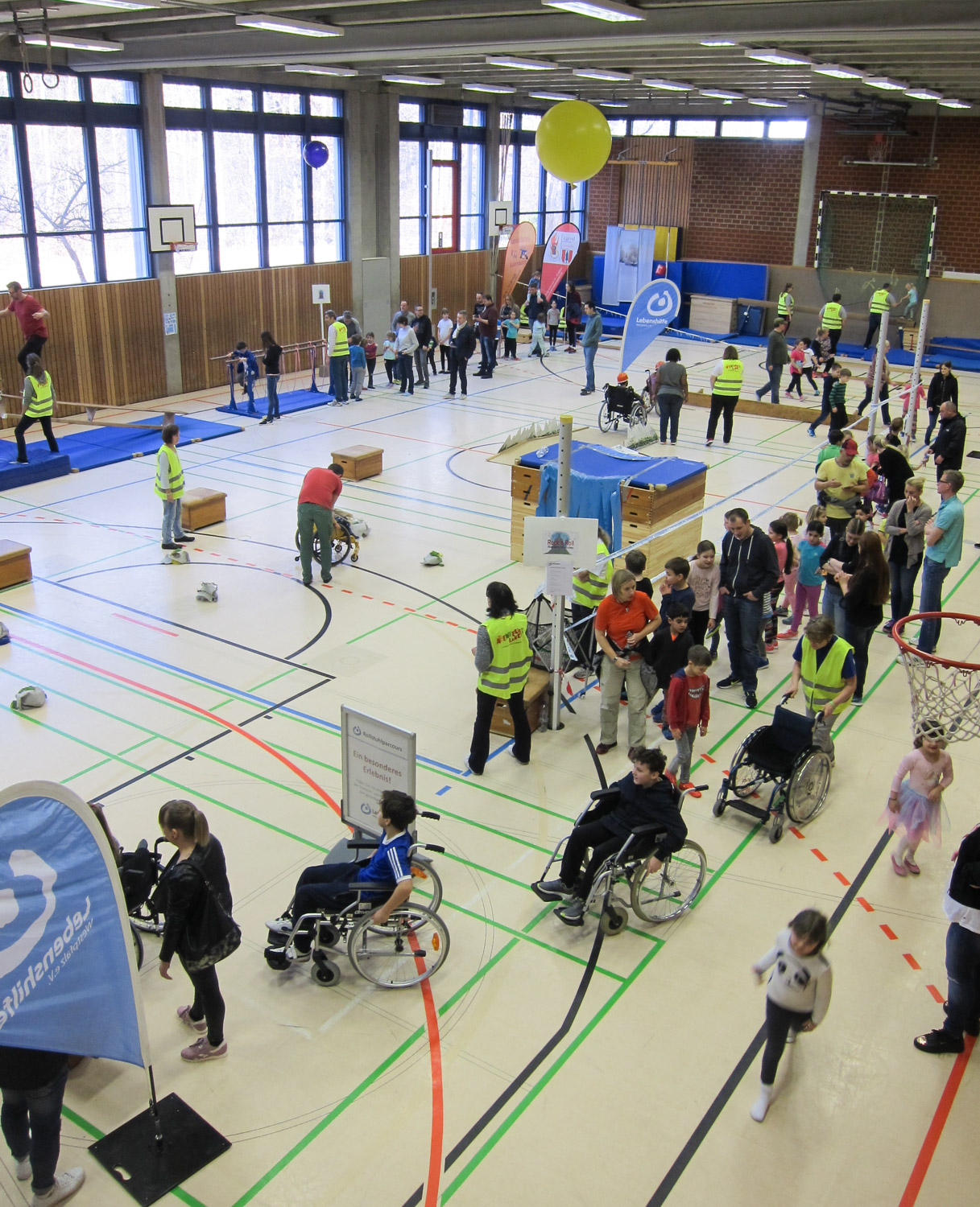 beim Rollstuhl-Parcours