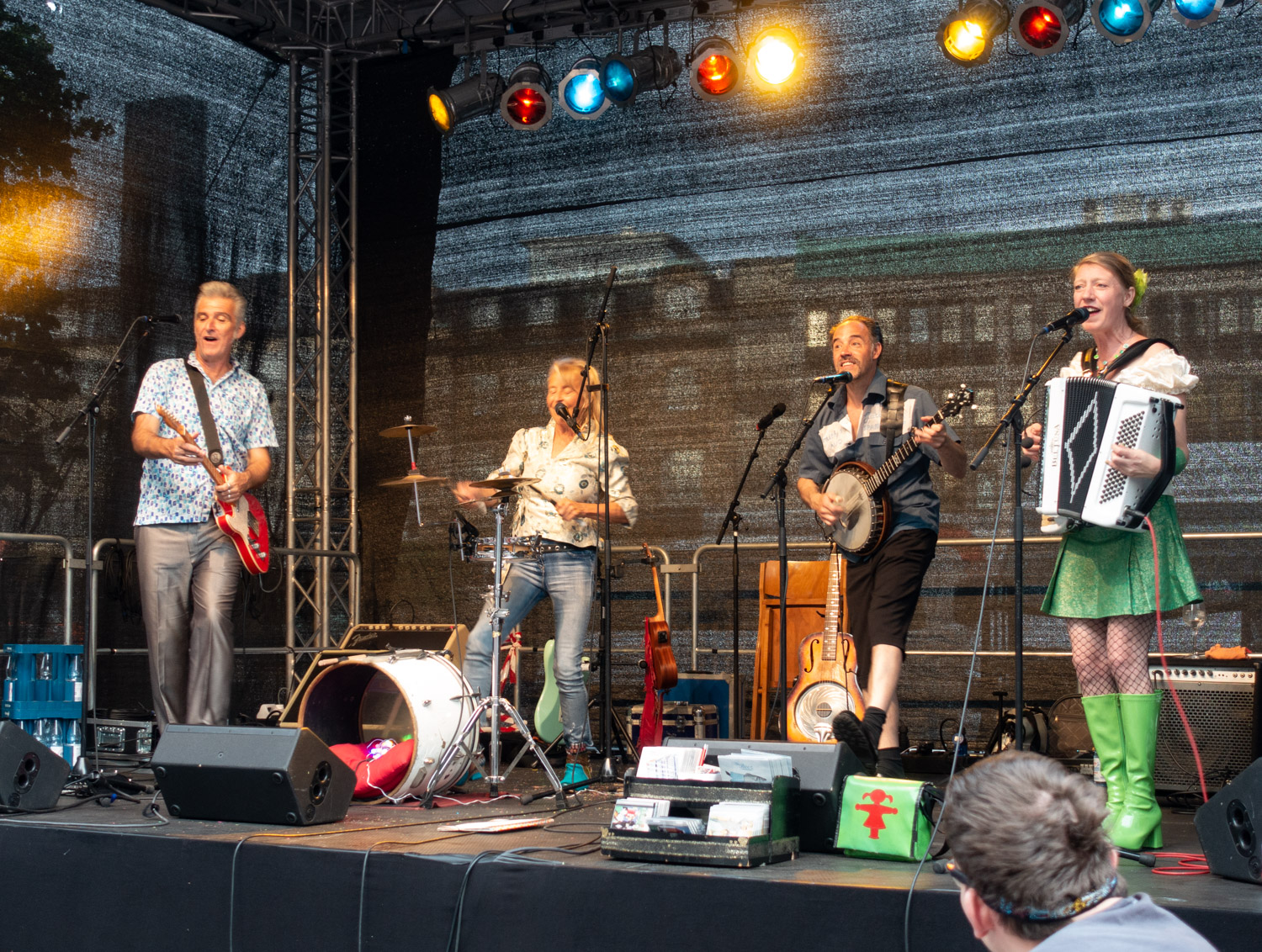 The Beez mit Musikern