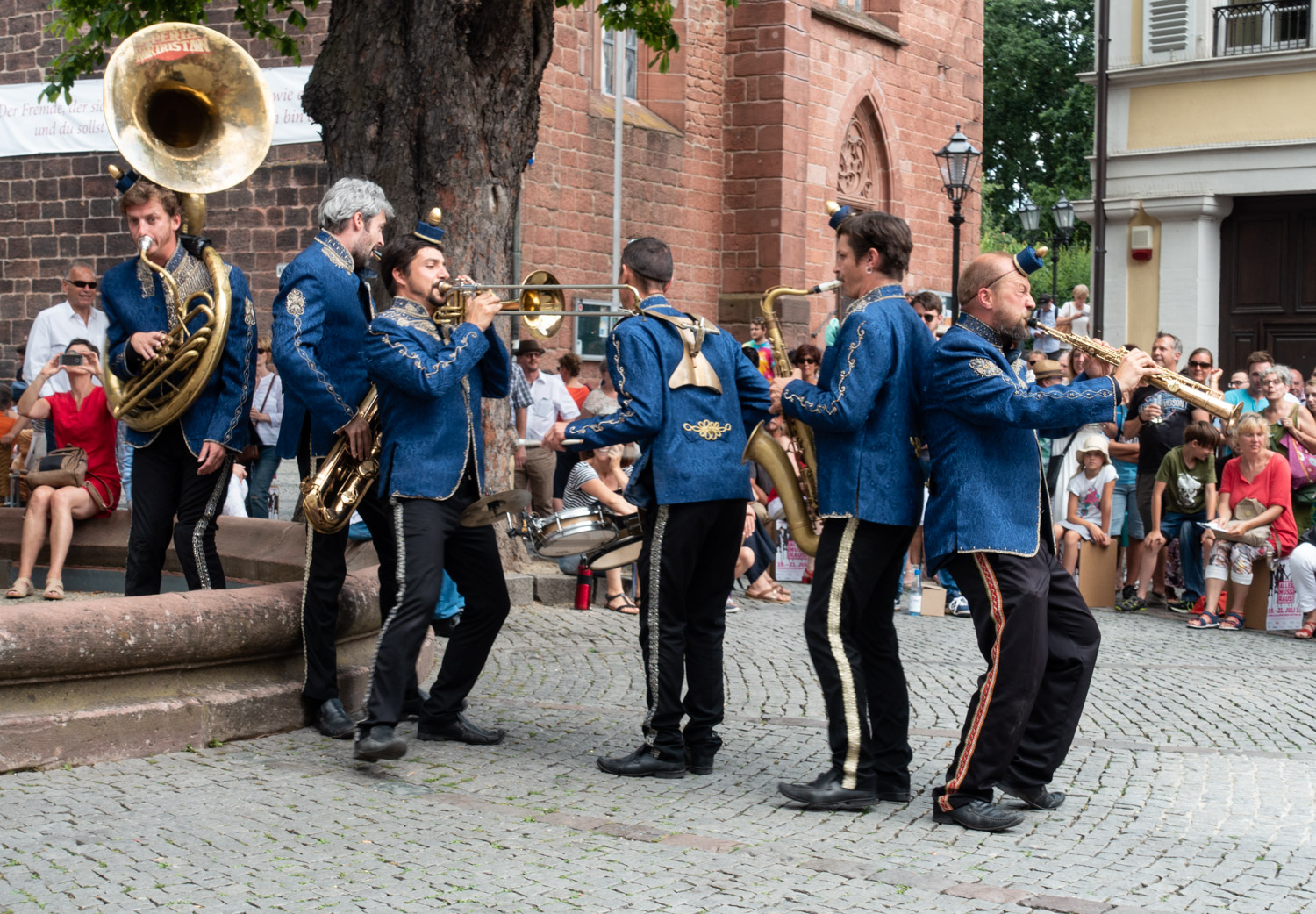 mit virtuoser Musikalität