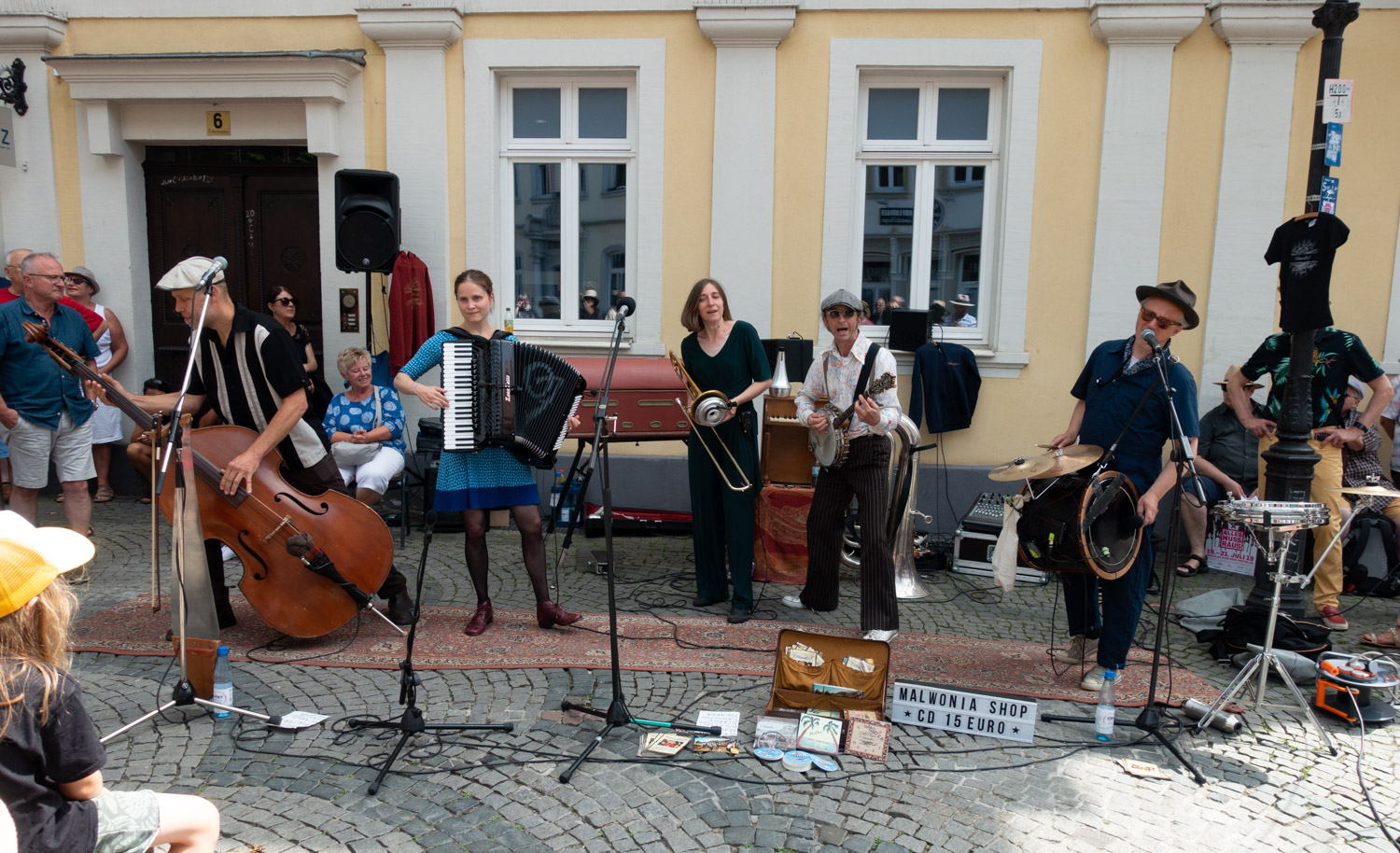 spielt für die Zuschauer
