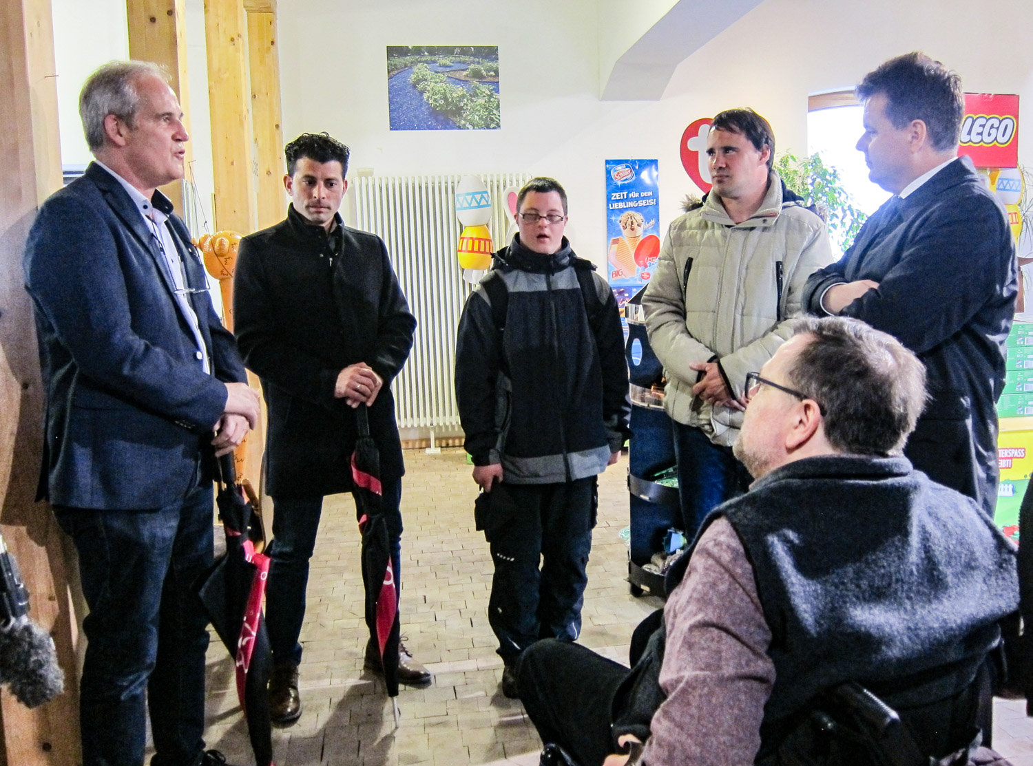 sowie mit Geschäftsführer David Lyle (l.)