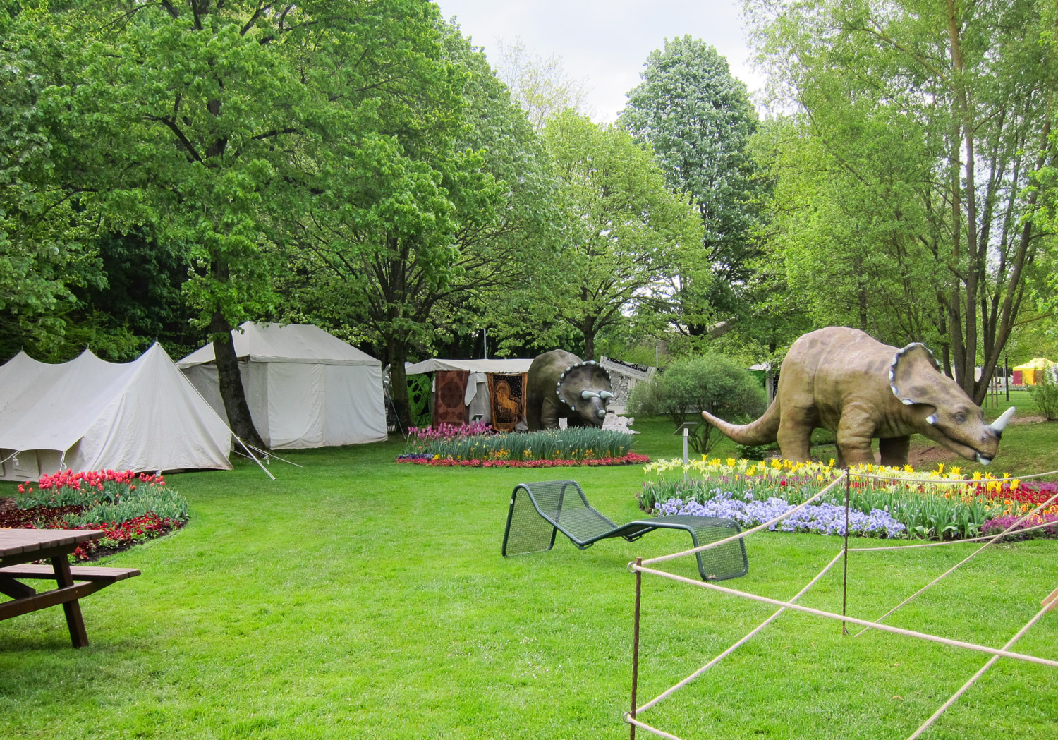 und großen Dinos