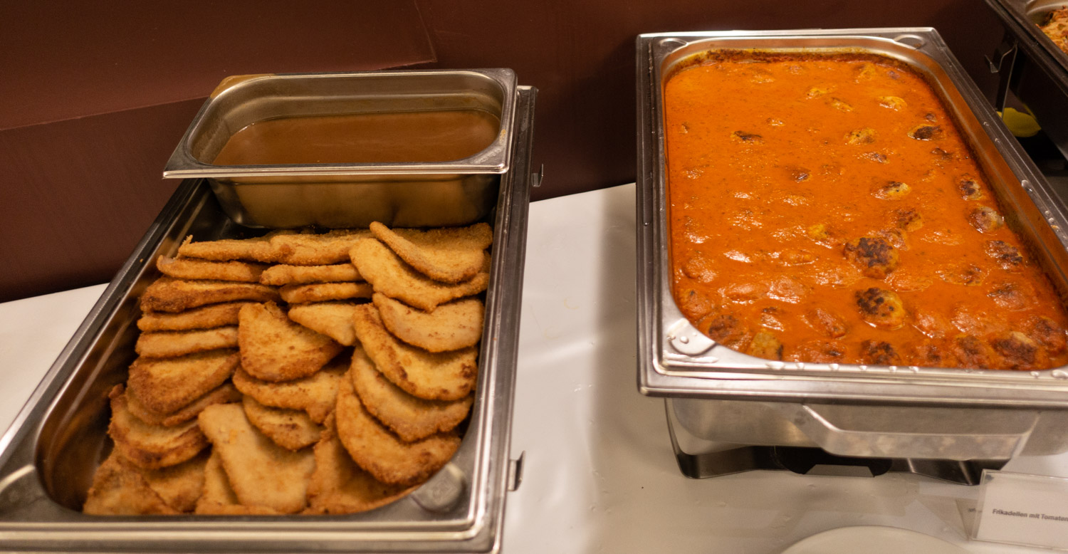 Schnitzel, Hackbällchen in Tomatensoße,