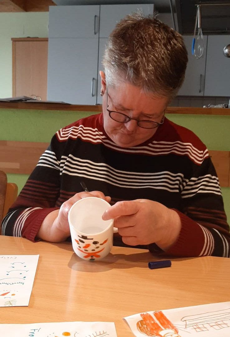  Annette malt hingebungsvoll