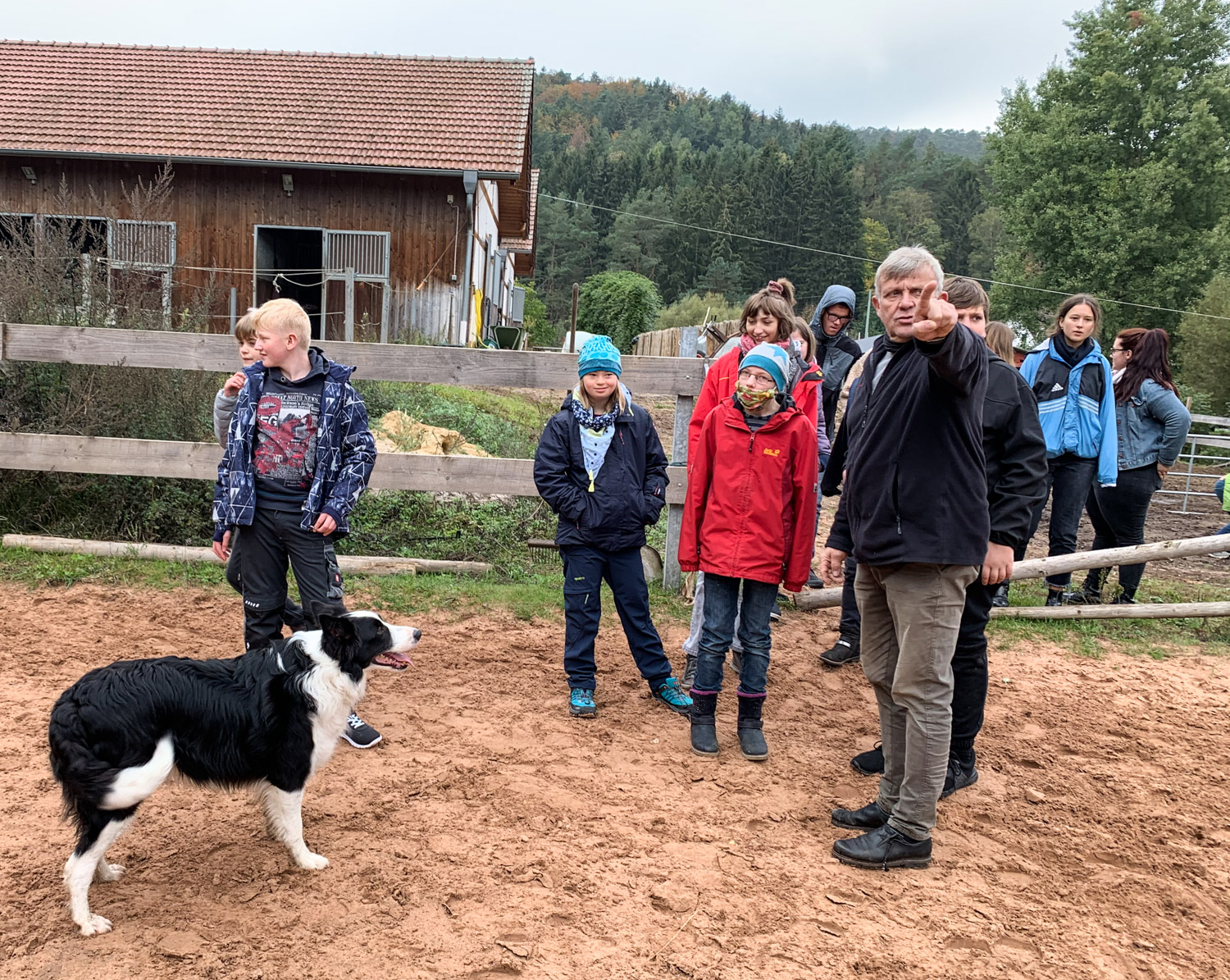 Auf dem Bauernhof bei Thomas Zinßmeister (r.)