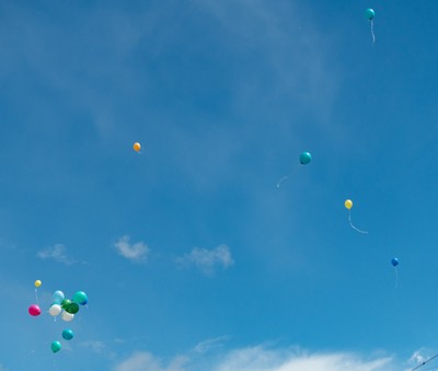 Bunte Luftballons steigen in den Himmel