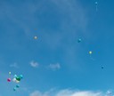 Bunte Luftballons steigen in den Himmel
